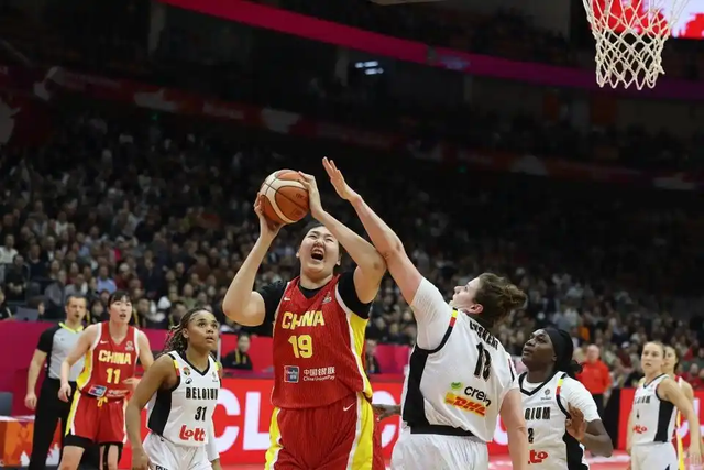 开云体育-张子宇两双孤掌难鸣,宫鲁鸣率中国女篮惨败比利时,李梦赢了